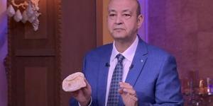 بعد تطبيق الأسعار الجديدة.. عمرو أديب يظهر بأرغفة خبز على الهواء (فيديو) - مصر النهاردة