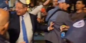 حاصروه وحاولوا الفتك به، الشرطة الإسرائيلية تنقذ بن غفير من اعتداء أسر الرهائن (فيديو) - مصر النهاردة