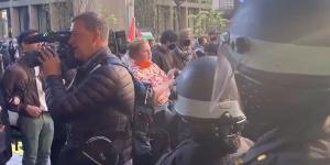 أساتذة جامعة نيويورك يتصدون للشرطة الأمريكية لمنعهم من الوصول للطلاب (فيديو) - مصر النهاردة