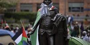 بالكوفية والعلم الفلسطيني.. ظهور مفاجئ لتمثال جورج واشنطن بمظاهرات لوقف الحرب على غزة - مصر النهاردة