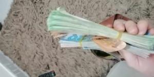 يورو وريالات سعودي.. شاب سوهاجي يعثر على حقيبة بها مليون ونصف ويعيدها إلى صاحبها بالكويت| صور - مصر النهاردة