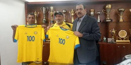 نائب رئيس الإسماعيلي يكرم إثنين من جماهير النادي - مصر النهاردة