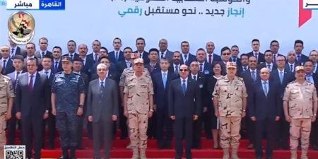 الرئيس السيسي يتوسط صورة تذكارية بعد افتتاحه مركز البيانات والحوسبة السحابية الحكومية - مصر النهاردة