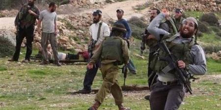 مستعمرون يضربون فلسطينيا تحت حماية قوات الاحتلال - مصر النهاردة