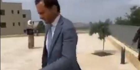 قذفوه بالأحذية وحطموا سيارته، لحظة طرد سفير ألمانيا من جامعة في الضفة الغربية (فيديو) - مصر النهاردة