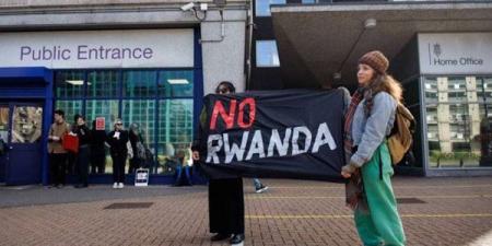 أول عملية من نوعها، بريطانيا ترحل طالب لجوء إلى رواندا - مصر النهاردة