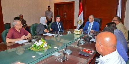 محافظ سوهاج يبحث تطوير منطقة أعلى مفيض ترعة نجع حمادي - مصر النهاردة
