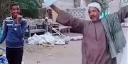 مفاجأة في فيديو فرحة أب أنجب لأول مرة بعد 25 عامًا: عنده 6 عيال - مصر النهاردة