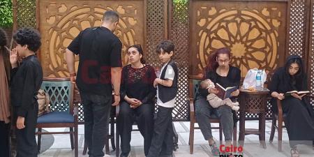 انهيار ريم أحمد خلال تلقي عزاء والدتها في مسجد الحامدية الشاذلية - مصر النهاردة