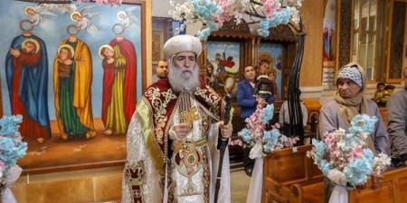 الأنبا بيمن يترأس قداس عيد القيامة بكنيسة الشهيدة دميانة في نقادة - مصر النهاردة