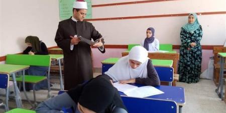 طلاب النقل بالثانوية الأزهرية يواصلون أداء الامتحانات بالإسماعيلية - مصر النهاردة