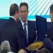 ممثل مجموعة هاير العالمية يمنح الرئيس السيسي هدية تذكارية - مصر النهاردة