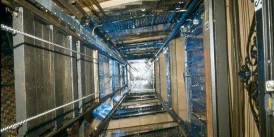 تحقيقات موسعة في وفاة صاحب شركة أثناء محاولة الخروج من المصعد - مصر النهاردة