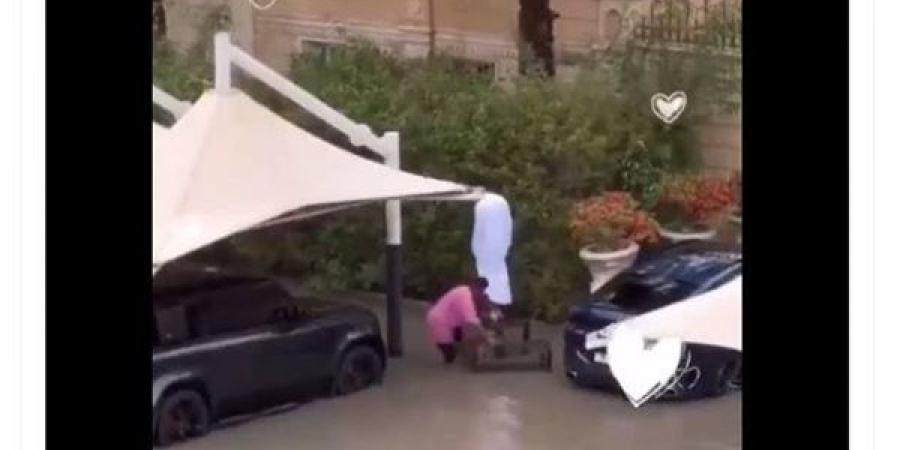 سعودي يجبر عاملًا على وضع طاولات تحت قدميه ليدخل منزله يثير ضجة (فيديو) - مصر النهاردة