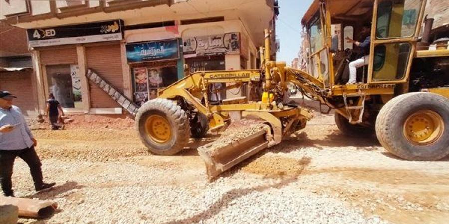 محافظ الغربية يتابع أعمال رصف وتطوير شارع المدارس ببسيون - مصر النهاردة
