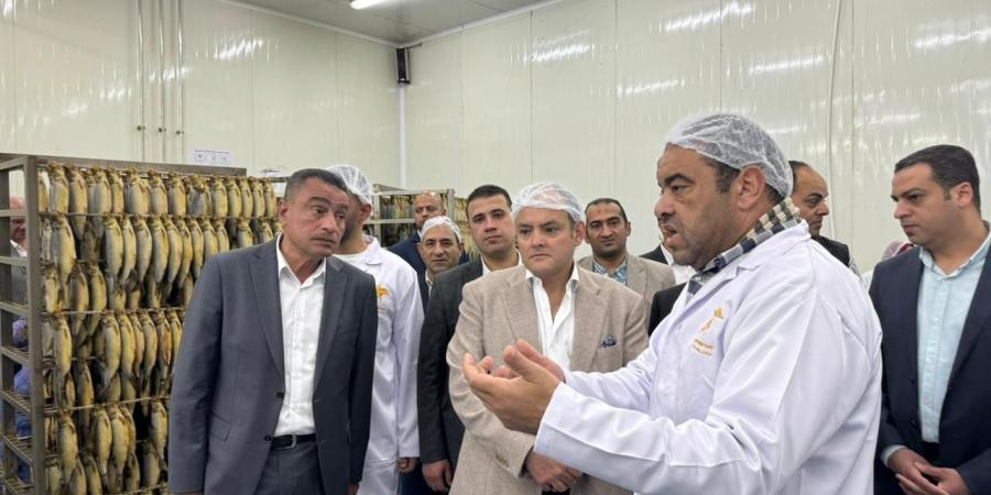 وزير التجارة ومحافظ بورسعيد يتفقدان مصنع بورسعيد ستار لإنتاج الأسماك المدخنة - مصر النهاردة