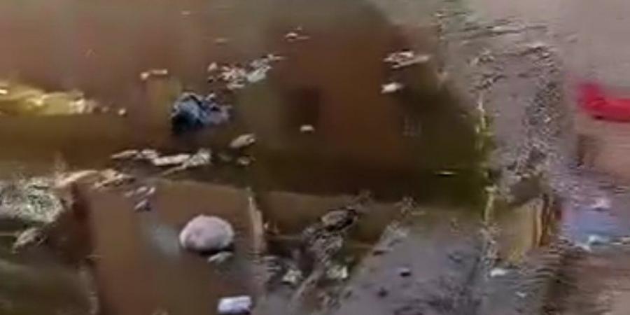 نبع مياه رباني يثير الجدل بقرية بأسيوط، والأهالي: ظهر فجأة وتحول إلى ترعة وبيوتنا في خطر (فيديو) - مصر النهاردة
