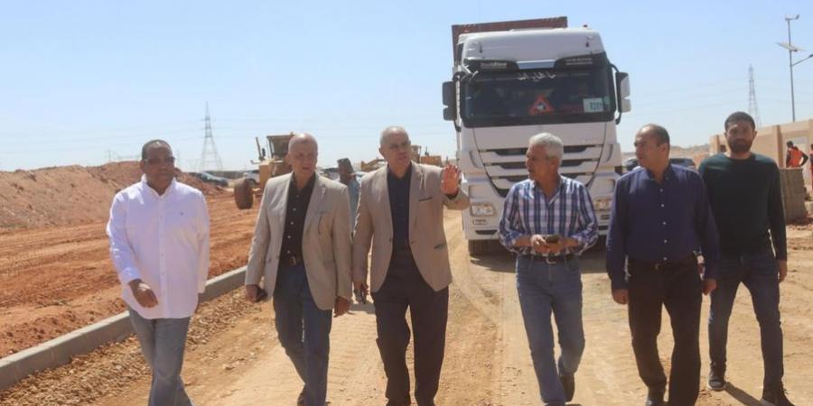 ‫ وزير الإسكان يتابع أعمال الطرق بالمنطقة الصناعية بالعاشر من رمضان - مصر النهاردة