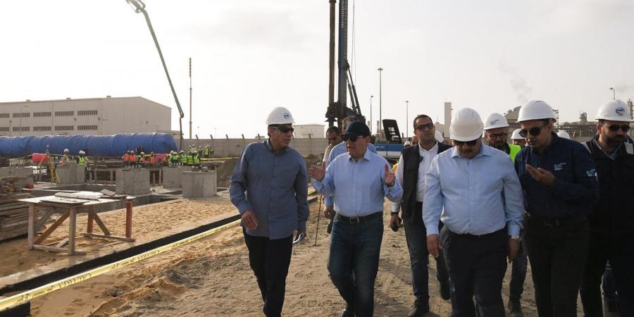 وزير البترول يتفقد الأعمال الإنشائية لمصنع السويس لمشتقات الميثانول بميناء دمياط - مصر النهاردة