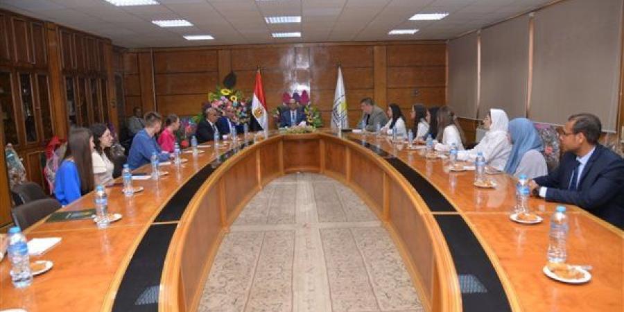 رئيس جامعة أسيوط يجتمع مع وفد جامعة بياتيجورسك الروسية ويوجه بتعزيز الروابط - مصر النهاردة