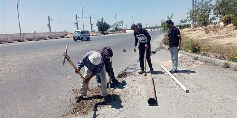 إصلاح كسر في خط المياه العكرة بالطريق الدائري في الإسماعيلية - مصر النهاردة
