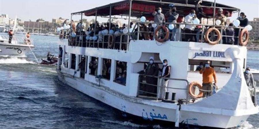 على متنها سائحون أجانب، تعطل معدية الأهالي بوسط مياه نهر النيل في الأقصر - مصر النهاردة