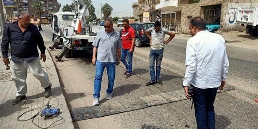 محافظ الغربية يتابع استمرار أعمال تأهيل ورصف طريق كفور بلشاي - مصر النهاردة