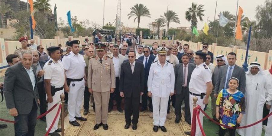 محافظ شمال سيناء ومدير الأمن يضعان إكليل الزهور على النصب التذكاري للجندي المجهول - مصر النهاردة